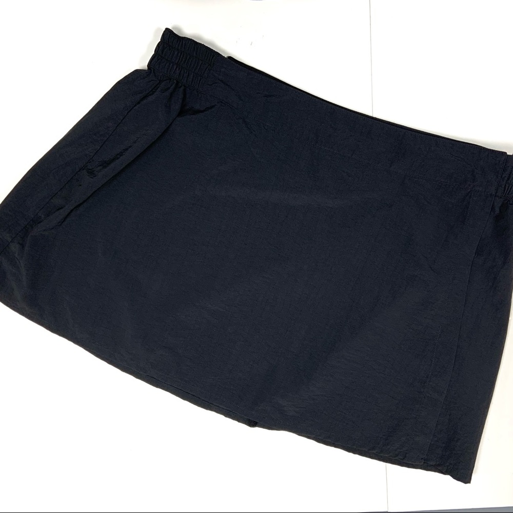 Black wrap around nylon skirt golf large
